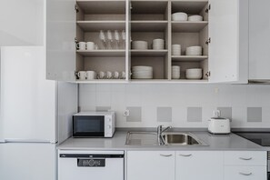 Réfrigérateur, micro-ondes, four, plaque de cuisson