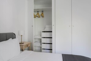 2 chambres, fer et planche à repasser, Wi-Fi, draps fournis