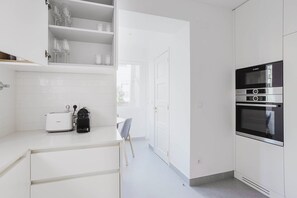 Réfrigérateur, micro-ondes, four, plaque de cuisson