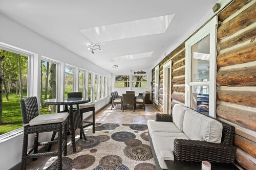 Charming log house in Snowmass with all the amenities.