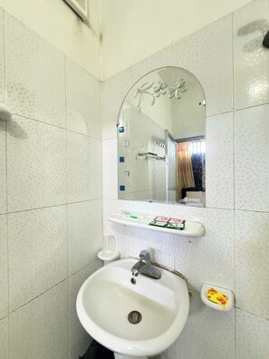 Shower, hair dryer, towels, soap - Hotel Sach Re 1 (Ninh Binh)