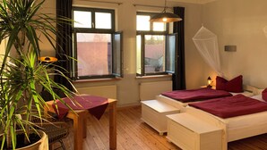 1 bedroom, WiFi, bed sheets - Spacious double room surrounded by greenery (Vetschau/Spreewald)