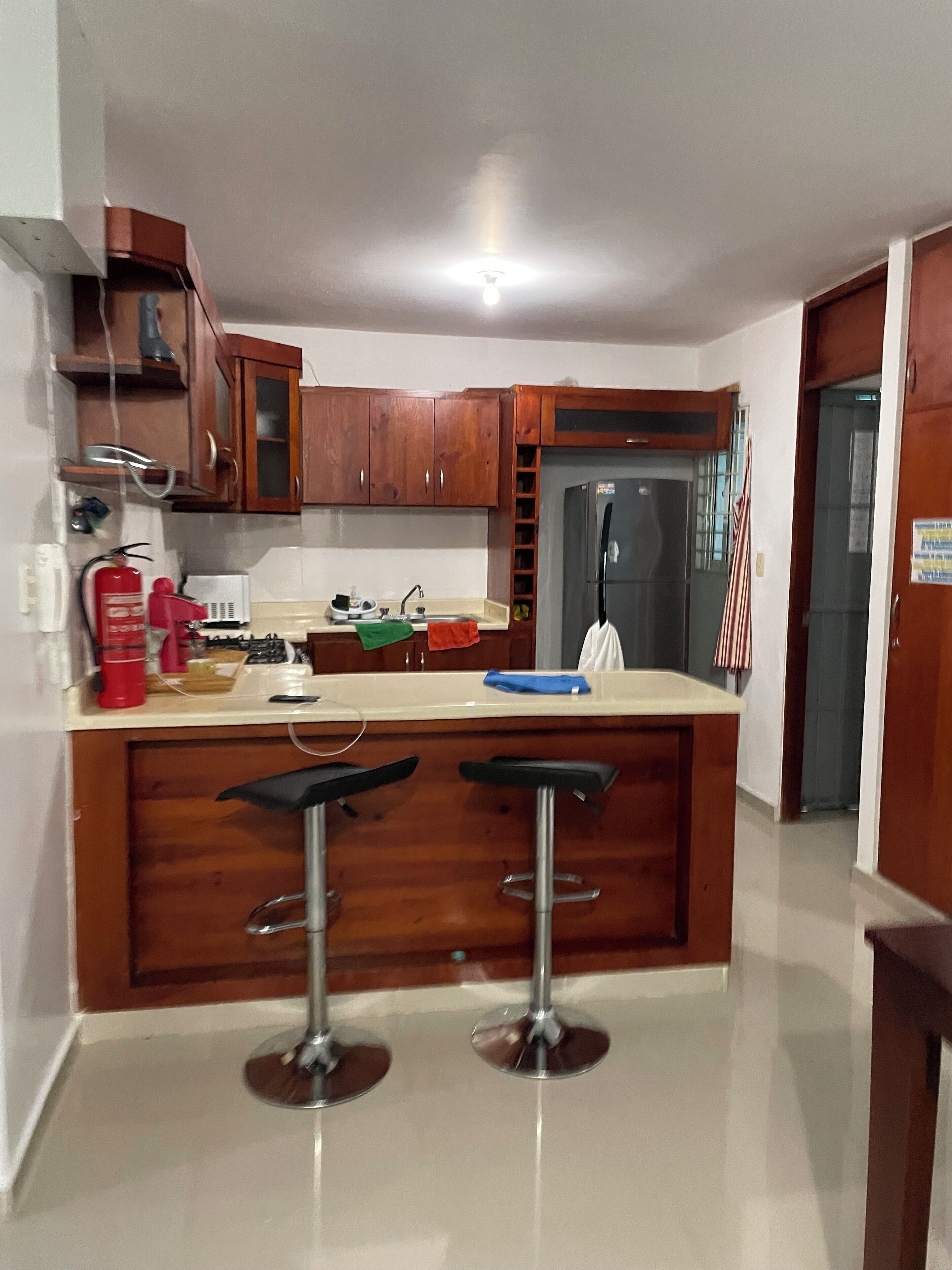 Mikrowelle, Ofen, Herdplatte, Wasserkocher mit Kaffee-/Teezubehör