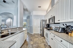 Fridge, microwave, oven, stovetop - Tampa Paradise For All Occasions (Riverview)