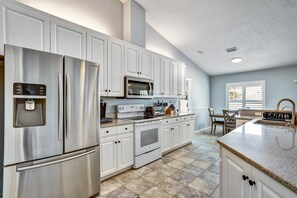 Fridge, microwave, oven, stovetop - Tampa Paradise For All Occasions (Riverview)