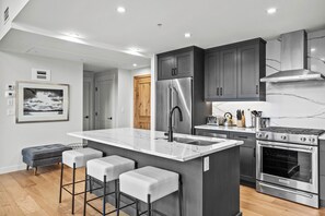 Mikrobølgeovn, ovn, kokeplater og oppvaskmaskin