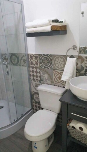 Douche, serviettes fournies, savon, shampoing