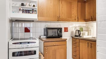 KylskÄp, mikrovÄgsugn och grytor/köksredskap