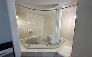 Habitación clásica, 1 cama King size, vista al jardín | Tabla de planchar con plancha y wifi gratis