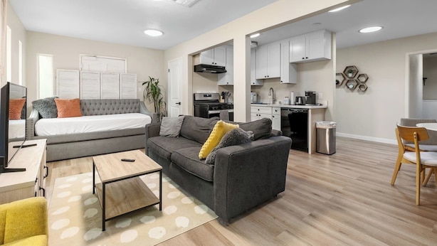Eine moderne Wohnung mit Wohnzimmer, Essbereich und Küche.