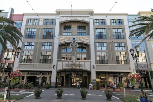 Prime Location 1BR Walk to Santana Row