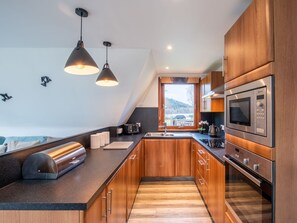 Kjøleskap, mikrobølgeovn, ovn og oppvaskmaskin