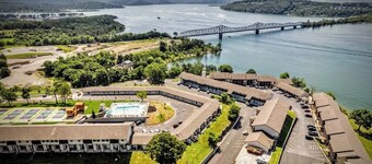 Festive Fun Awaits! Pool, Lake Access & Holiday Spirit at Table Rock!