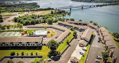 Festive Fun Awaits! Pool, Lake Access & Holiday Spirit at Table Rock!