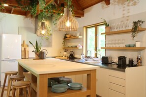 Cerek elektrik, pembakar roti, produk pembersihan mesra alam, tisu 