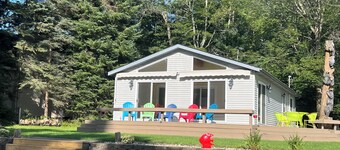 Relax in a perfect waterfront cabin, pontoon included bring your side by side!