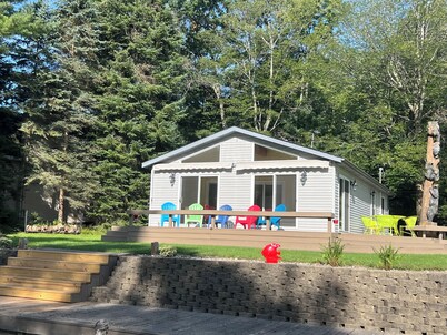 Relax in a perfect waterfront cabin, pontoon included bring your side by side!