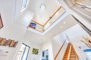 Interior detail - StayAU 6BR Deluxe Lakeview Point Cook (Point Cook)