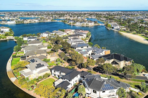 StayAU 6BR Deluxe Lakeview Point Cook