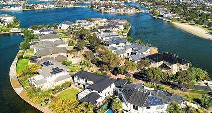 StayAU 6BR Deluxe Lakeview Point Cook