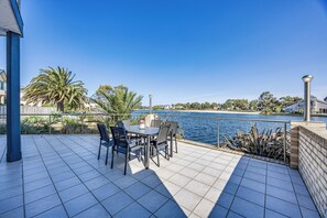 Lake view - StayAU 6BR Deluxe Lakeview Point Cook (Point Cook)