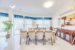 Casa exclusiva, vistas al lago | Comedor