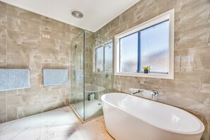 Exclusive House, Lake View | Bathroom - StayAU 6BR Deluxe Lakeview Point Cook (Point Cook)