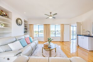 Living area - StayAU 6BR Deluxe Lakeview Point Cook (Point Cook)