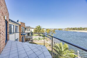 Exterior - StayAU 6BR Deluxe Lakeview Point Cook (Point Cook)