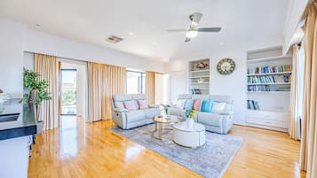 Exclusive House, Lake View | Living area