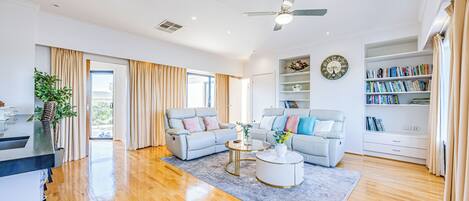 Exclusive-Haus, Seeblick | Wohnbereich | Flachbildfernseher