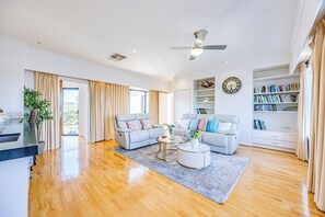 Exclusive House, Lake View | Living area - StayAU 6BR Deluxe Lakeview Point Cook (Point Cook)