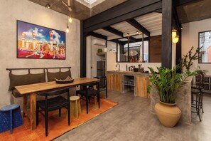 In-room dining - Officina 17 (Canggu)