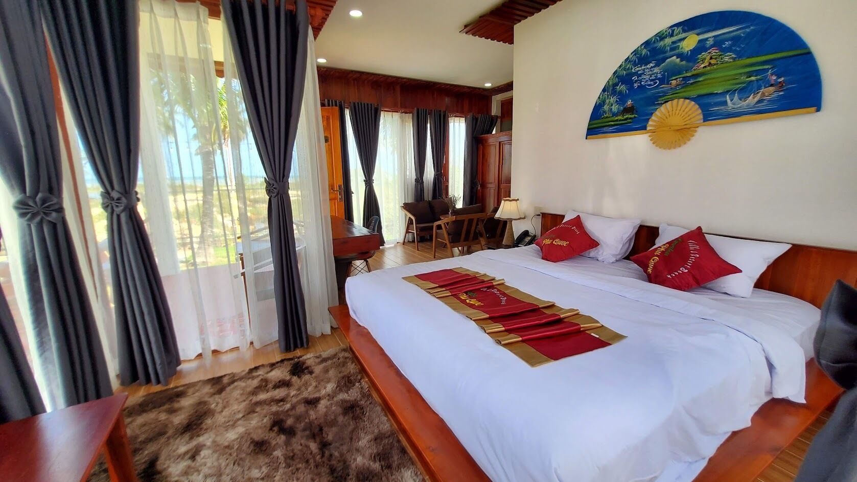 Bungalow superior, vista a la alberca | Escritorio, espacio para trabajar con laptop y cortinas blackout 