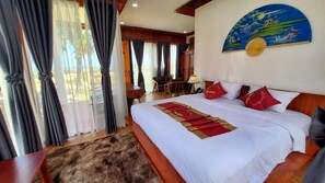 Escritorio, espacio para trabajar con laptop y cortinas blackout