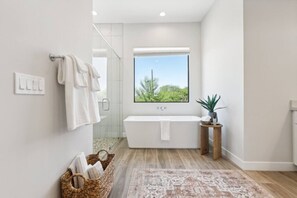 Hair dryer, towels, soap, shampoo - Lux Home |Heated Pool|Spa|Golf Sim|Bball Court (Cave Creek)