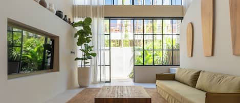 Villa – deluxe, 1 soverom, ikke-røyk | Oppholdsområde | En 65-tommers smart-TV med digitale kanaler