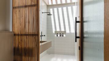 Villa Deluxe, 1 chambre, non-fumeurs | Salle de bain | Douche, douche à « effet pluie », sèche-cheveux, serviettes fournies