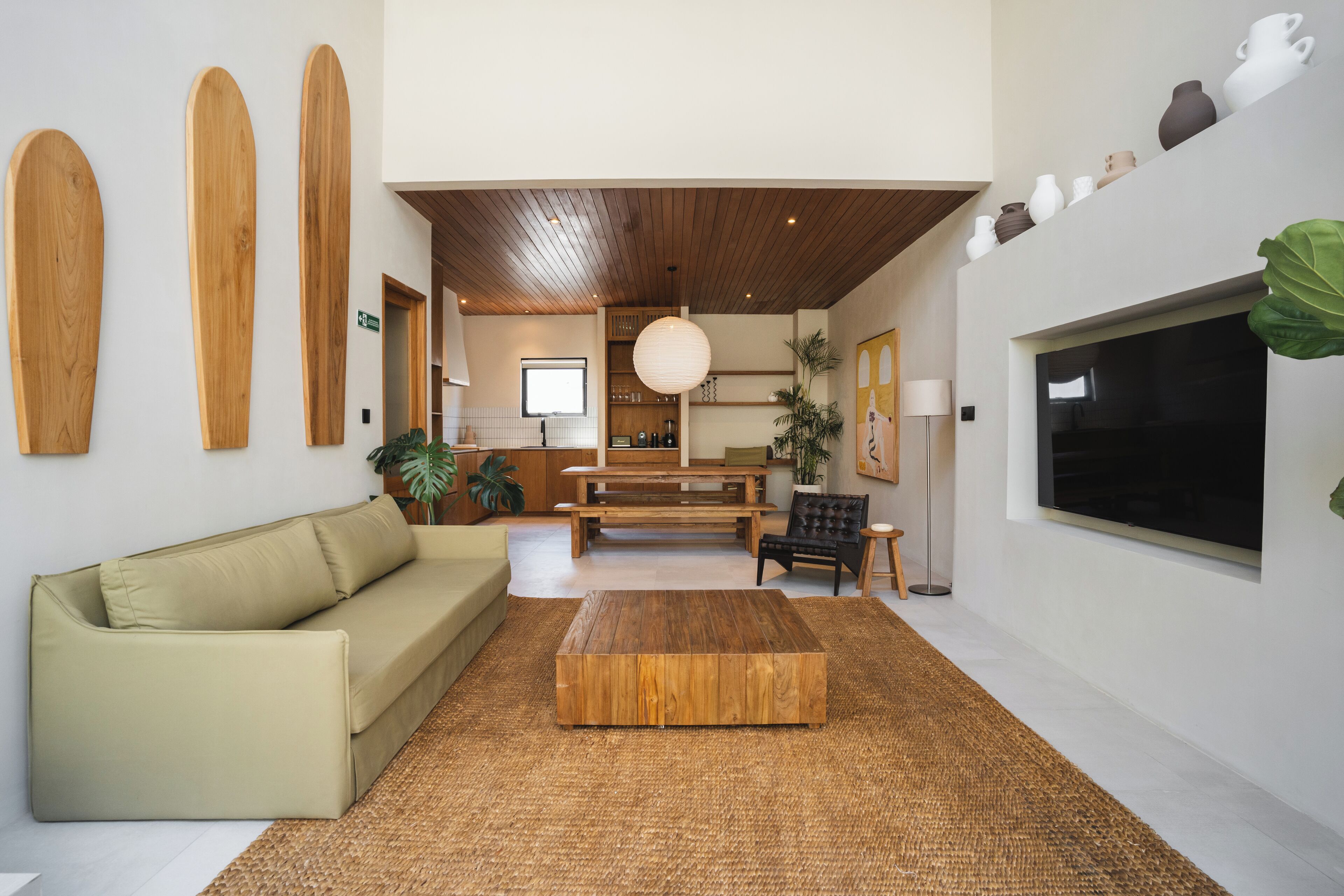 Een moderne woonkamer met een houten salontafel, een bank en een televisie.