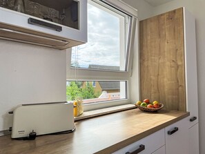 Fridge, oven, dishwasher, cookware/dishes/utensils