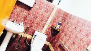 Ein Badezimmer mit Toilette, Waschbecken und Handtrockner.