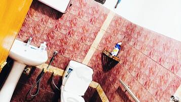 Suihku, hiustenkuivaaja, pyyhkeet