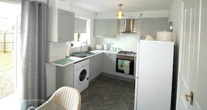 House - Sleeps 4 - Pets Ok - Parking