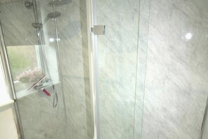 Ducha, secador de pelo y toallas