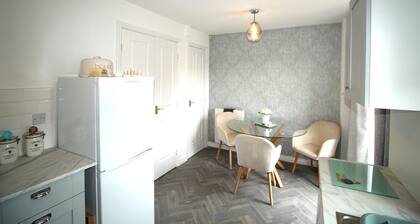 2 Bed House-Large Garden-Pet Friendly