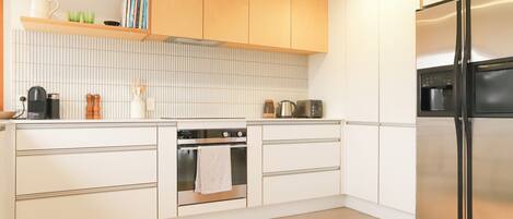 Réfrigérateur, micro-ondes, four, plaque de cuisson