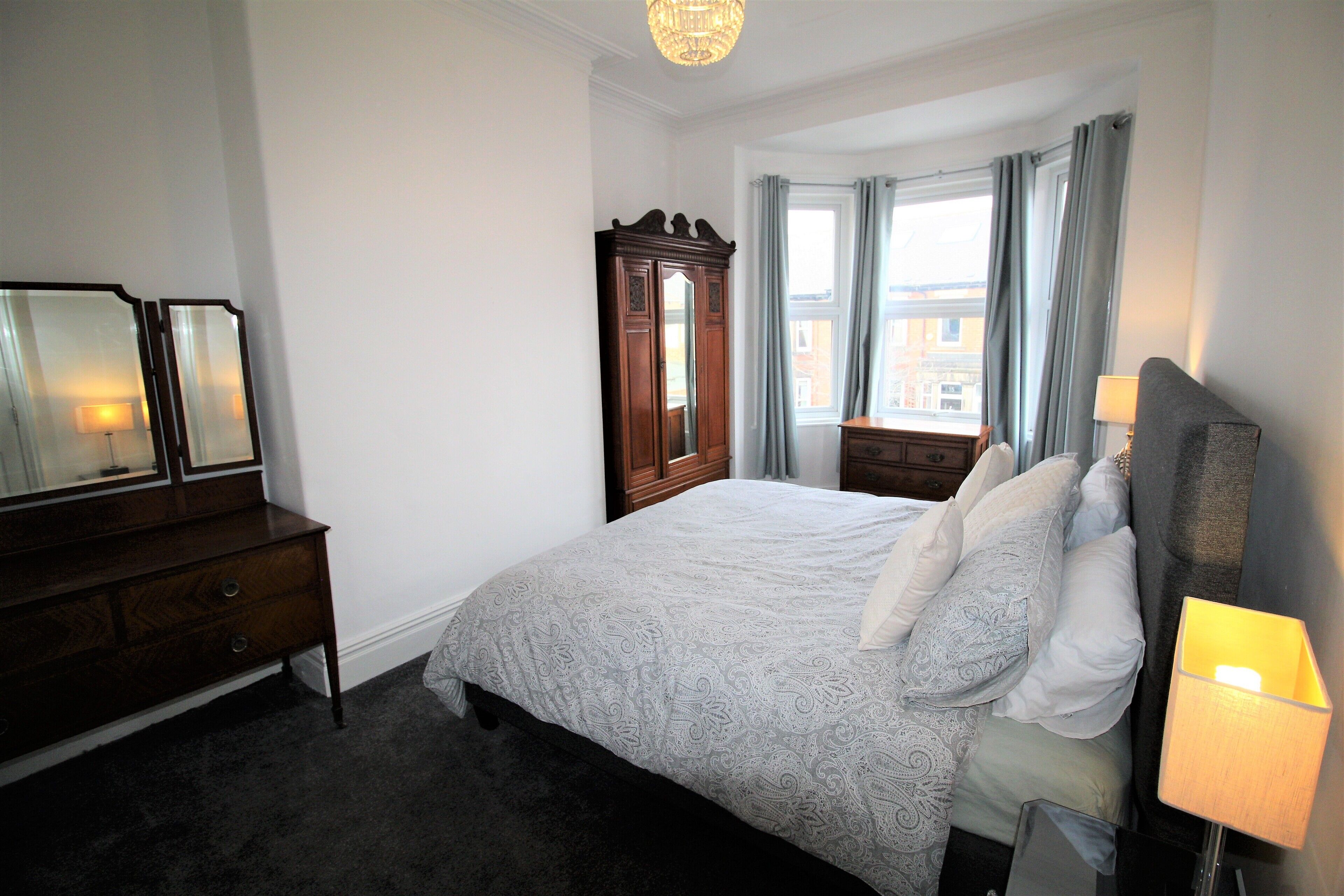 5 bedrooms, iron/ironing board, WiFi, bed sheets