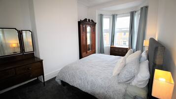 5 bedrooms, iron/ironing board, WiFi, bed sheets
