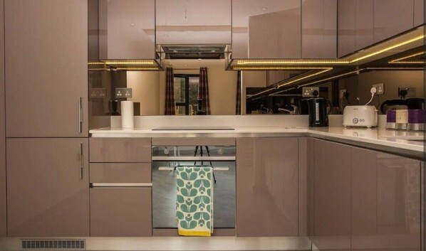Geladeira, micro-ondas, fogão, cooktop