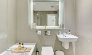 Secador de cabelo, toalhas de banho